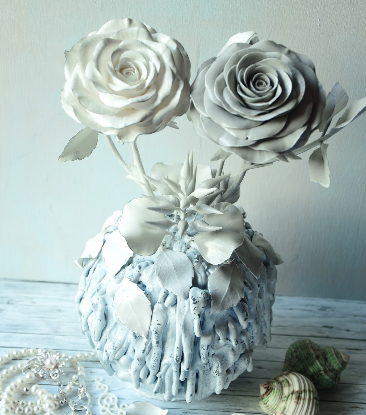 Белая статуэтка с розами в интерьере