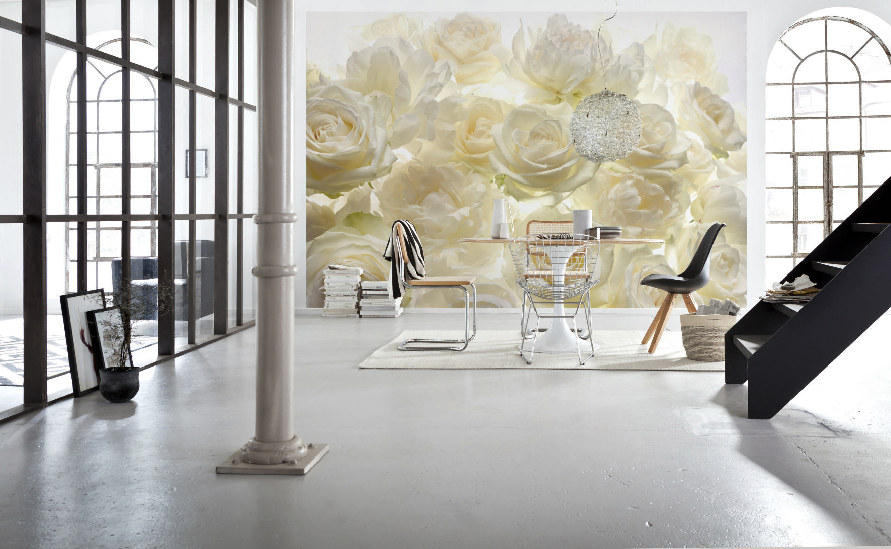 Фотообои с белыми розами в столовой