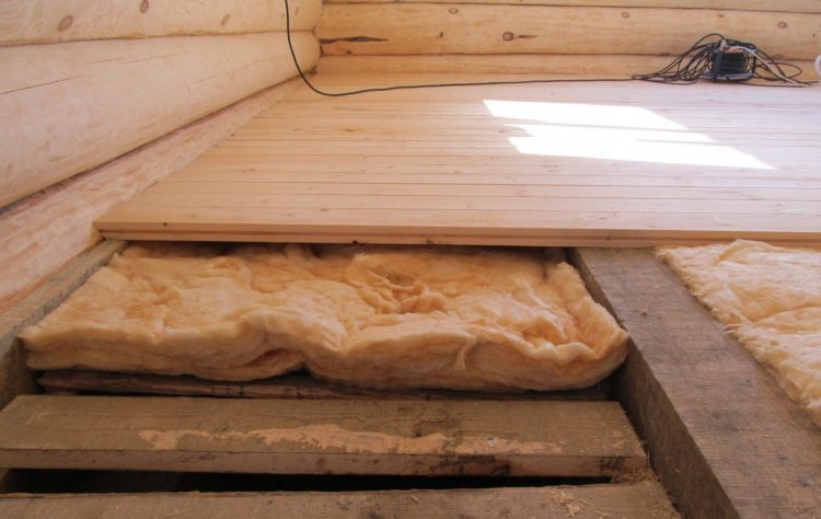 Как утеплить пол деревянного дома снизу